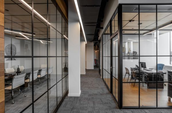 上海辦公室裝修玻璃隔斷的設(shè)計(jì)