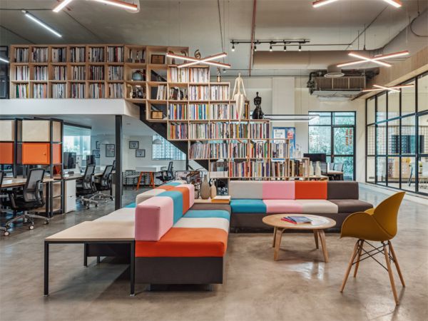 辦公室裝修設計之前最好可以找一些較為好的辦公家具廠家